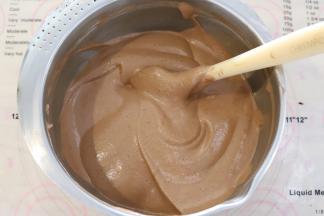 分三次将打发好的蛋清和蛋黄糊混合均匀。