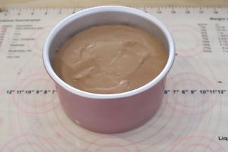 混合好的蛋糕糊倒入6寸的加高戚风蛋糕模内，轻震一下去气泡。