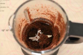 挖出的戚风蛋糕放冰箱冷冻变硬后放入破壁机打成粉。