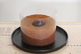 准备一个12厘米高的慕斯围圈，包紧可可蛋糕四周。