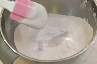 打蛋器中速打发至晃动打蛋盆，淡奶油流动性较好状态。