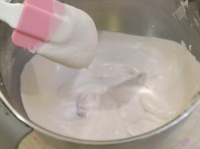 打蛋器中速打发至晃动打蛋盆，淡奶油流动性较好状态。