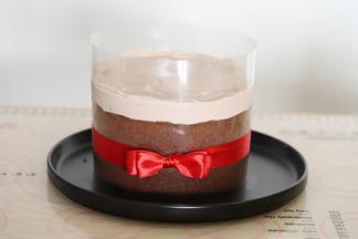 打发好的奶盖倒入可可蛋糕胚上面。