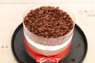 撒上打成粉的戚风蛋糕屑装饰。