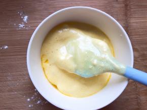 分一点面糊到搅拌好的黄油橙汁里，搅拌均匀