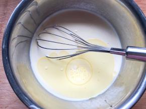 加入玉米油搅拌均匀