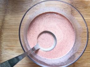 煎了几张皮后，加入1克红丝绒粉，搅拌均匀，过筛一下