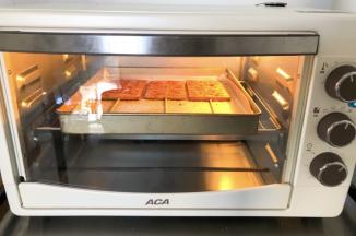 放入烤箱中层180度10分钟，上下火