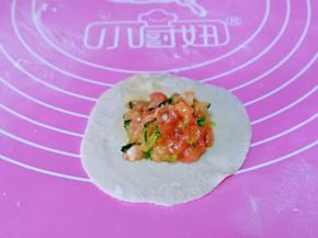 再放上馅料。