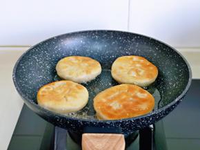 翻面再盖上盖子煎至两面金黄。