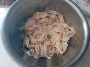 冷却后沥干水分，放入小盆内。