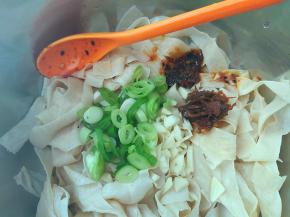 在豆皮中间位置放入准备好的蒜末、葱花、xo酱、辣椒酱。