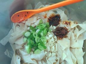 在豆皮中间位置放入准备好的蒜末、葱花、xo酱、辣椒酱。