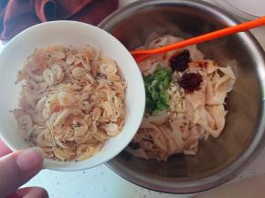 虾皮洗净后，沥干水分后放入小盆内。