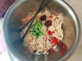 把烧热的葱油捞出葱、姜，然后把热油淋在蒜末的上面。