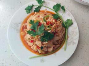 装盘，我们的小凉菜就完成了。