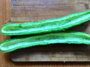 苦瓜洗净对半切开，掏去白瓤；