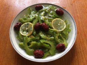 倒入没过苦瓜的雪碧，放上柠檬片即可，盖上保鲜膜放入冰箱冰镇2小时左右即可；