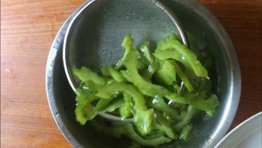 捞出放入冰水中冰镇5分钟；