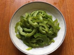 捞出沥干水份装盘；