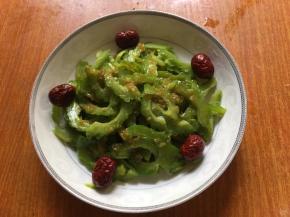 挤上适量柠檬汁，均匀撒上桂花蜜，放入红枣；