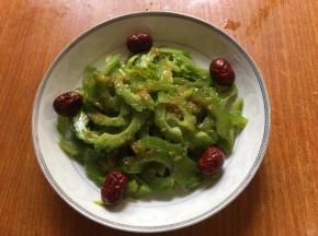 挤上适量柠檬汁，均匀撒上桂花蜜，放入红枣；
