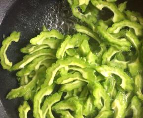 放入切好的苦瓜薄片，焯水至变绿色；