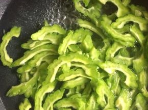 放入切好的苦瓜薄片，焯水至变绿色；