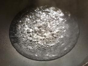 起锅倒入适量清水，滴入几滴薄油，放入少许盐烧开至沸腾；