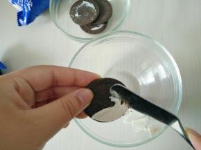 奥利奥饼干去掉中间夹心。