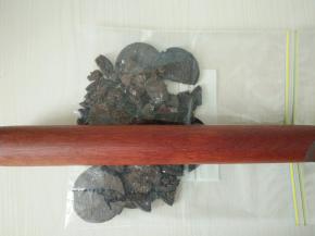 放进密封袋用擀面杖压碎备用。