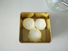 将冰淇淋放在容器里，用刮刀抹平。