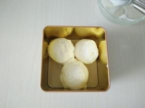 将冰淇淋放在容器里，用刮刀抹平。