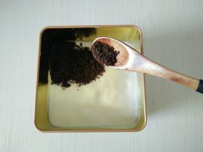 铺一层奥利奥饼干碎。