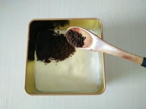 铺一层奥利奥饼干碎。