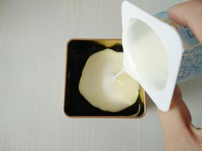 倒入原味酸奶，放入冰箱冷藏半小时。