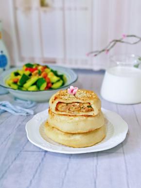 早餐一杯牛奶，一份馅饼，一盘酸辣黄瓜，美腻～