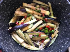 加郫县豆瓣酱，再炖2分钟收汁