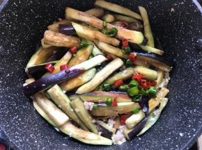 加郫县豆瓣酱，再炖2分钟收汁