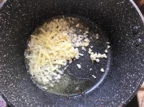中小火加热，油温热起是加姜丝蒜末爆香