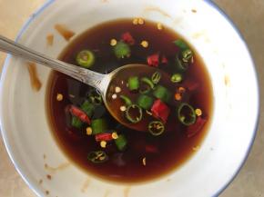 加辣椒跟清水搅拌均匀
