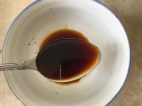 碗里加2勺鲜酱油
