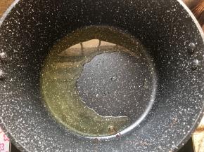 摩登主妇麦饭石锅内加适量的植物油