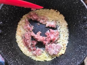 加肉末炒至肉末全部变色
