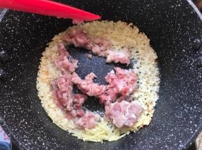 加肉末炒至肉末全部变色
