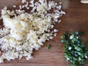 葱切碎末，蒜拍碎切碎末