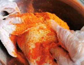 带上一次性手套给鸡来个全身按摩