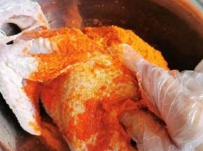 带上一次性手套给鸡来个全身按摩