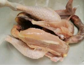 菜市场杀好的三黄鸡洗干净，沥水备