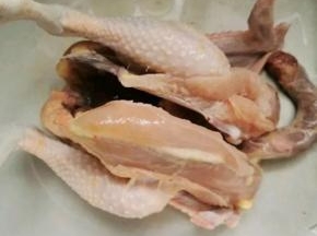 菜市场杀好的三黄鸡洗干净，沥水备